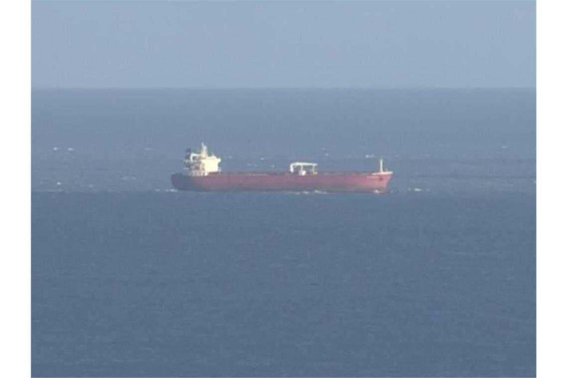 Blinde Passagiere auf Öltanker vor Isle of Wight Das Standbild aus einem SKY-Video zeigt den Öltanker vor der Isle of White. Foto: -/Sky News/AP/dpa