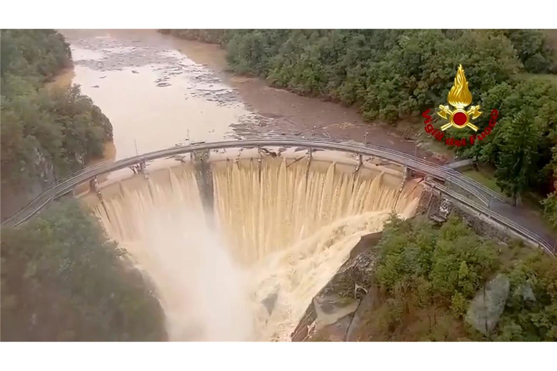 Das Standbild aus einem Video der italienischen Feuerwehr zeigt den Fluss Valla.