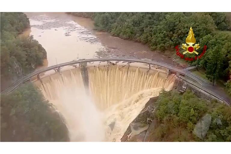 Das Standbild aus einem Video der italienischen Feuerwehr zeigt den Fluss Valla.