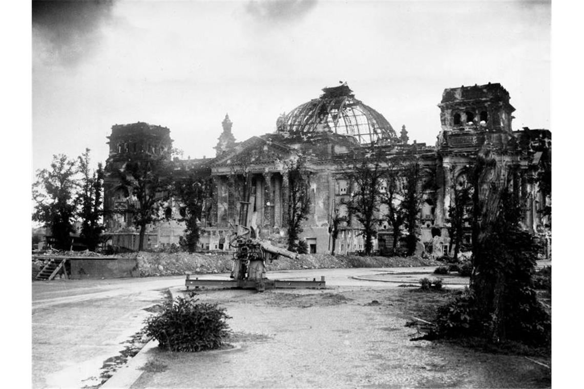 Das stark beschädigte Berliner Reichstagsgebäude zum Kriegsende. Foto: Henry Griffin/AP/dpa