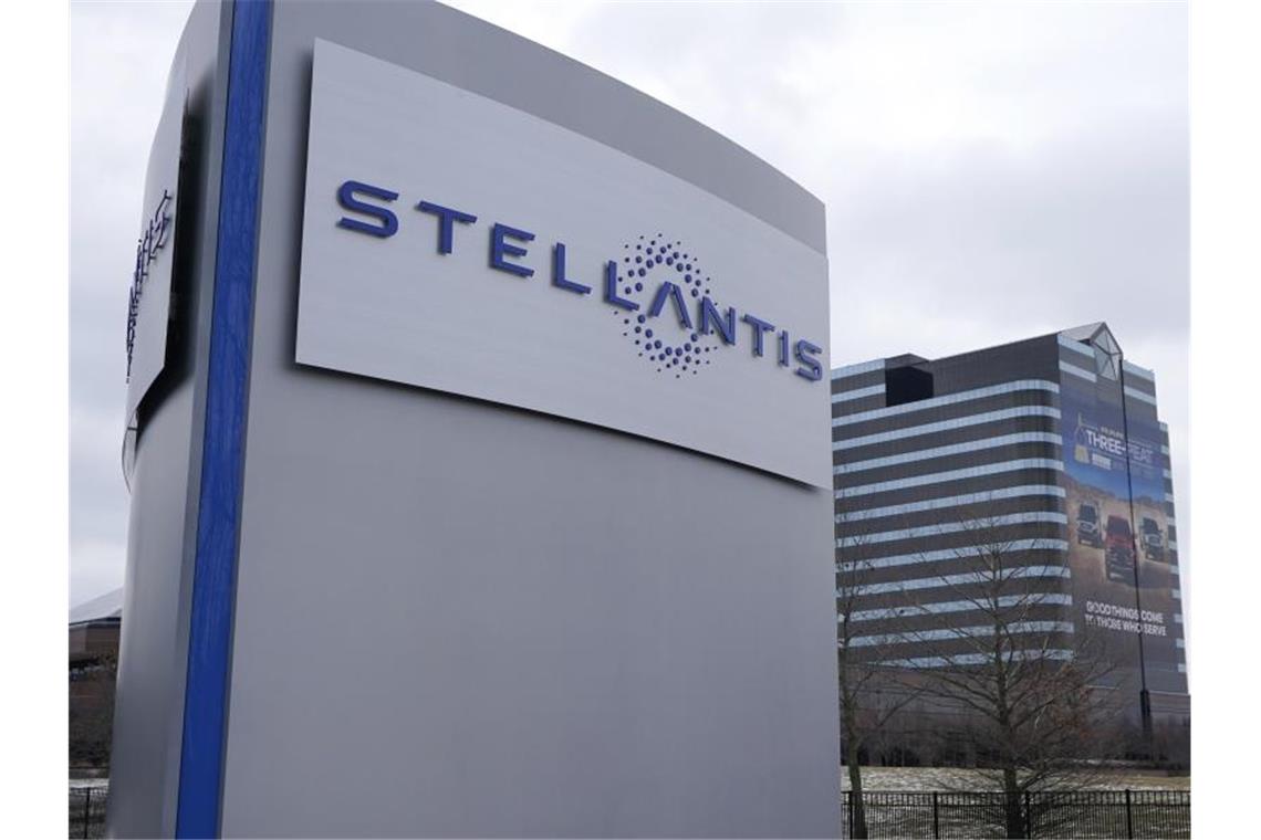 Das Stellantis-Schild steht vor dem Chrysler Technology Center in Auburn Hills. Foto: Carlos Osorio/AP/dpa