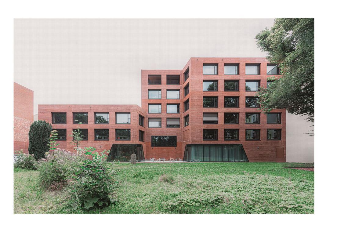 Das Stiftungsensemble Spore in Berlin von AFF Architekten (Berlin). Die Spore Initiative und das Haus für gemeinnützigen Journalismus bilden ein Ensemble für Kultur, Bildung und sozialen Austausch. Die Ziegel- und farbigen Sichtbetonfassaden nehmen Bezug auf die Friedhofsarchitektur und betonen den öffentlichen Charakter des neuen Ensembles gegenüber der hell verputzten Straßenrandbebauung. Das Projekt . . .