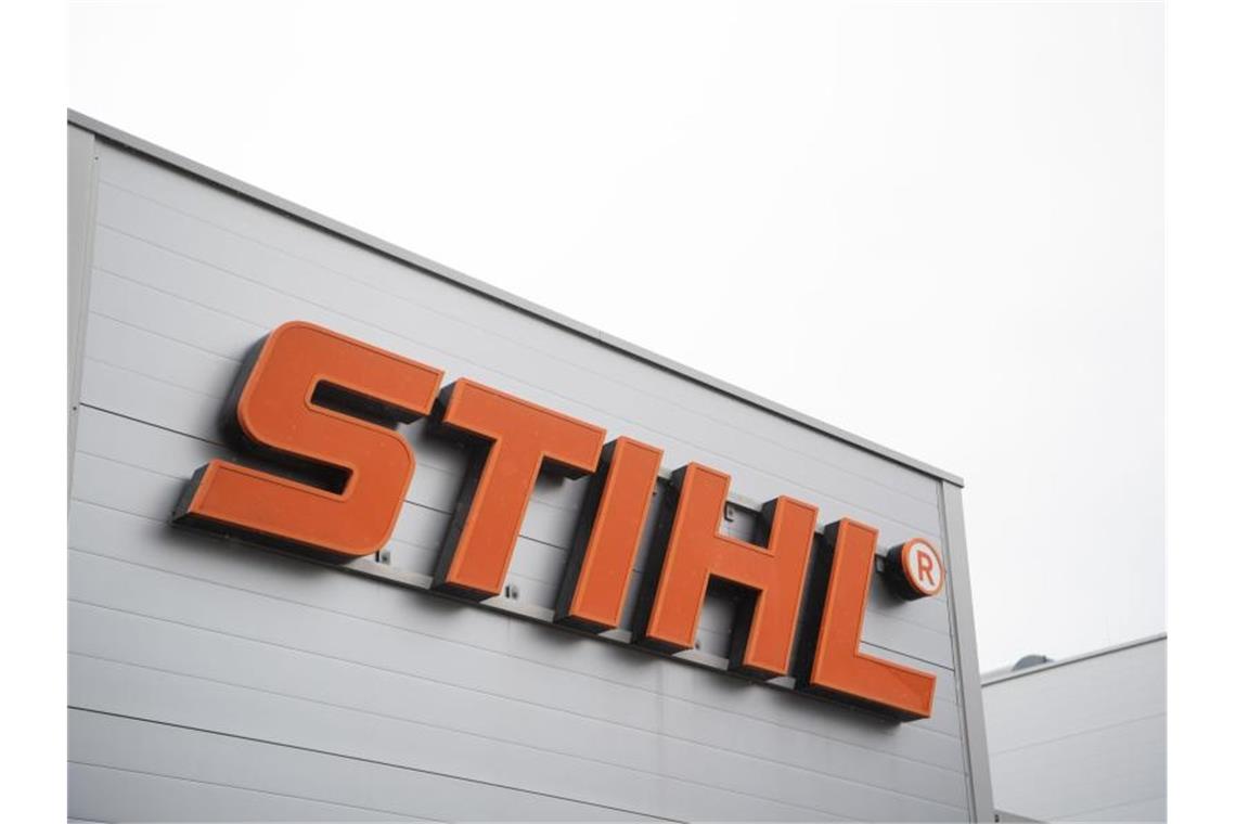 Das Stihl-Logo ist an einem Werk des Motorsägenherstellers zu sehen. Foto: Marijan Murat/dpa/Archivbild