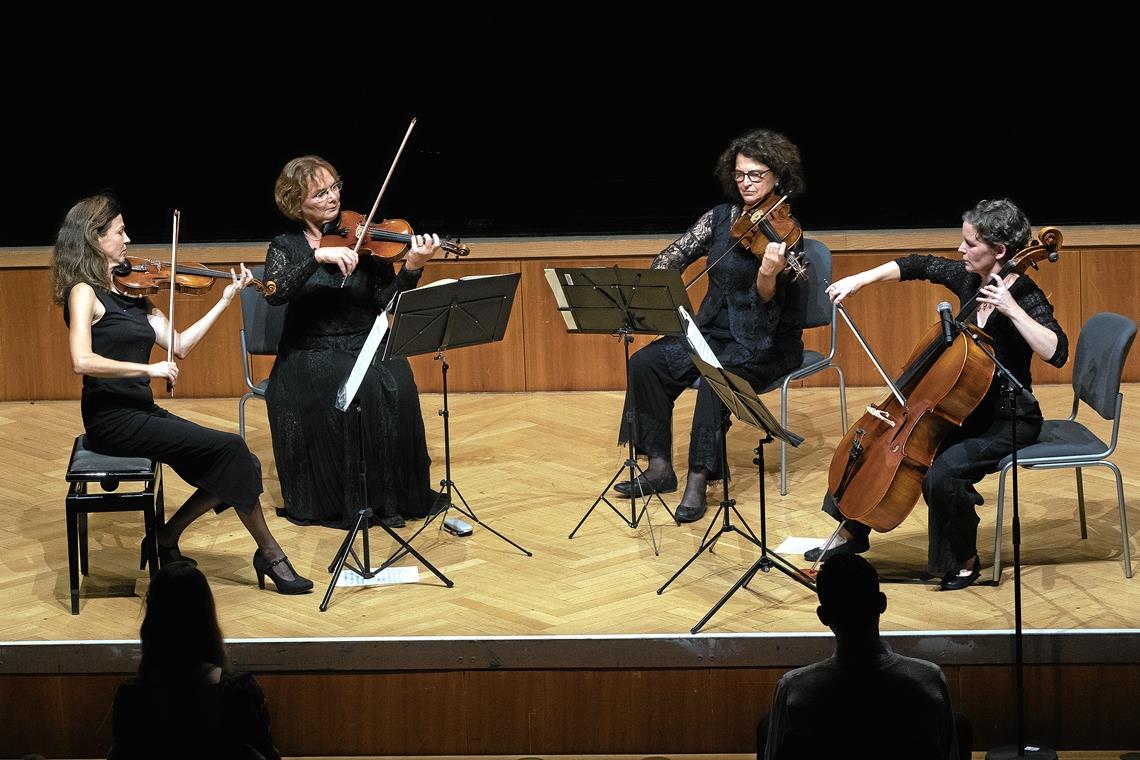 Vier Pädagoginnen spielen Beethoven Das Streichensemble, bestehend aus Karin Holzinger, Gotelind Himmler, Birgit Southscott und Mareike Wedler (von links), hat sich 2012 gegründet und wurde 2019 neu formiert. Foto: J. Fiedler