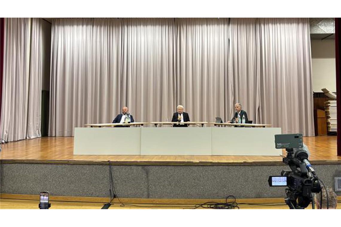 Das Streitgespräch beginnt mit zehn Minuten Verspätung.