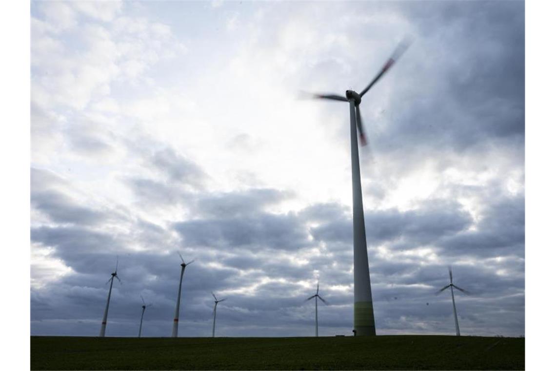 Stürmisches Wetter sorgt für Rekord bei Windstrom Das stürmische Wetter der vergangenen Wochen hat im Februar für einen Windstrom-Rekord gesorgt. Foto: Christophe Gateau/dpa