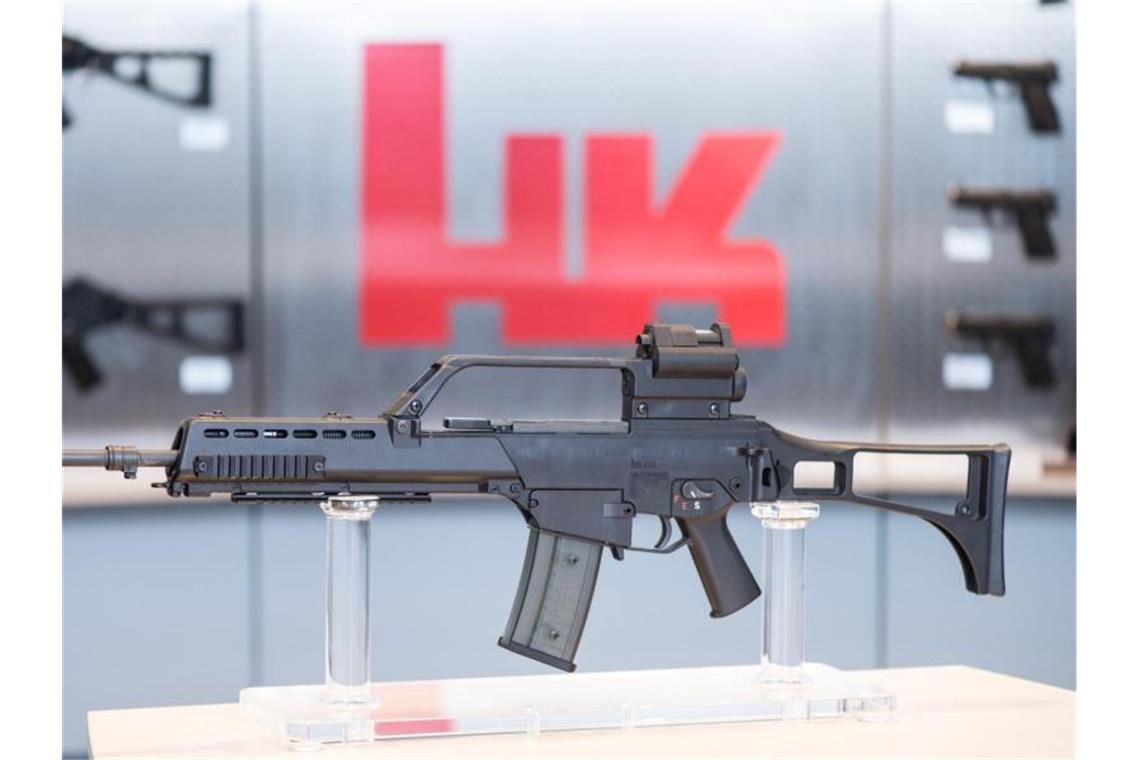 Großaktionär übernimmt Mehrheit an Heckler & Koch Das Sturmgewehr G36 steht bei Heckler & Koch in einem Ausstellungsraum. Foto: Patrick Seeger/dpa/Archivbild