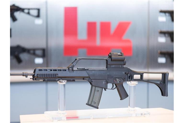 Das Sturmgewehr G36 steht beim Waffenhersteller Heckler & Koch in einem Ausstellungsraum. Foto: Patrick Seeger/dpa