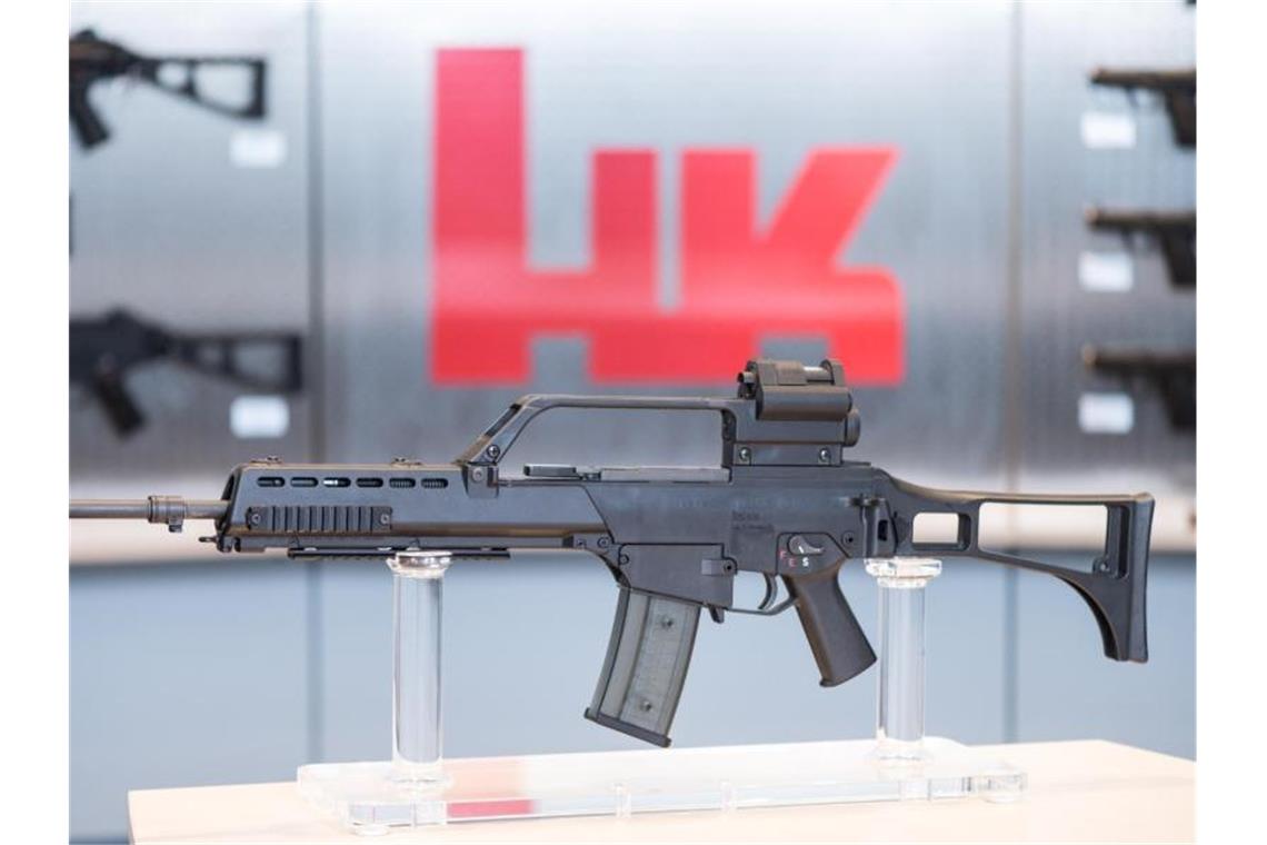 Das Sturmgewehr G36 steht beim Waffenhersteller Heckler&Koch in einem Ausstellungsraum. Foto: Patrick Seeger/Archivbild