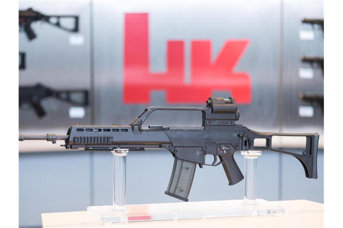 Das Sturmgewehr G36 steht beim Waffenhersteller Heckler&Koch in einem Ausstellungsraum. Foto: Patrick Seeger/dpa