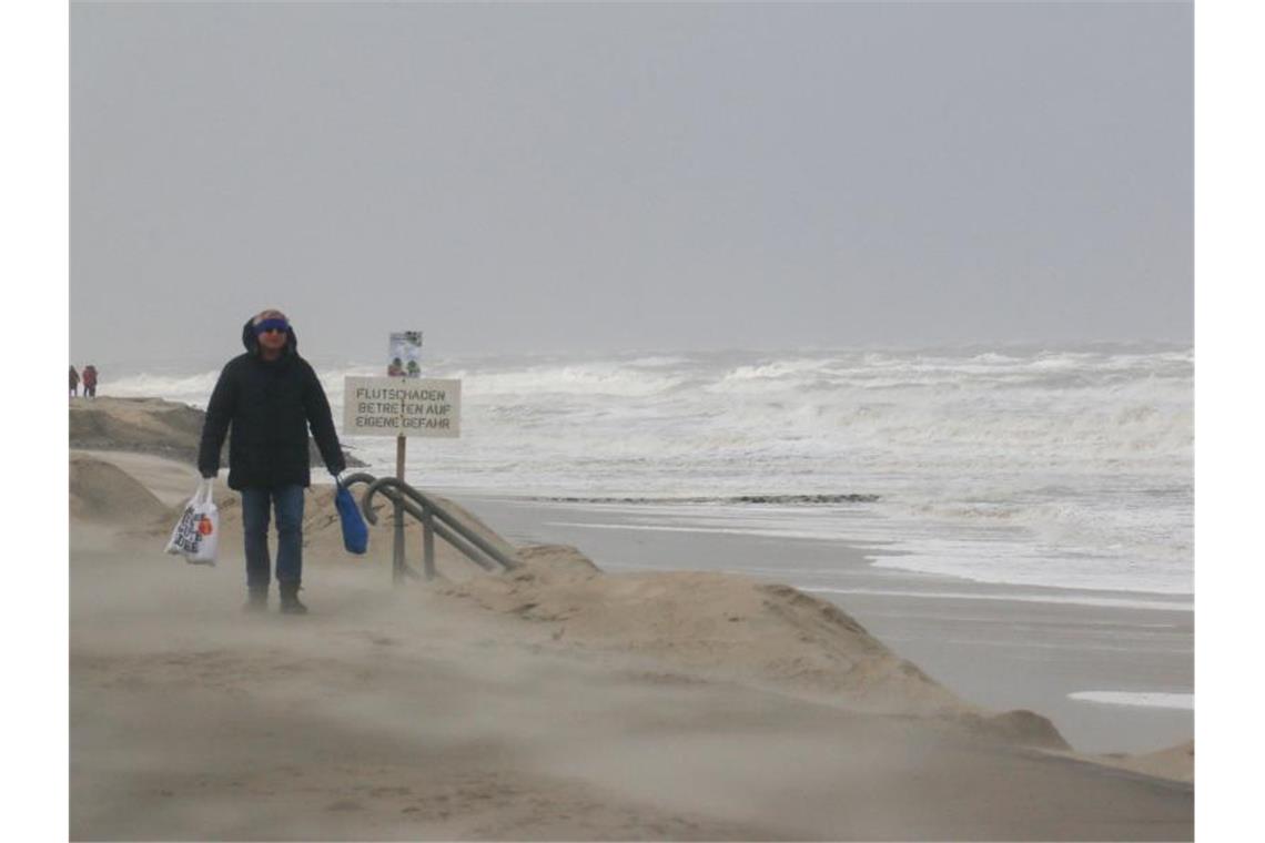 Wetterdienst: Sturmlage noch bis morgen durchstehen Das Sturmtief „Ylenia“ ist auch über die Insel Wangerooge gezogen. Foto: Peter Kuchenbuch-Hanken/dpa