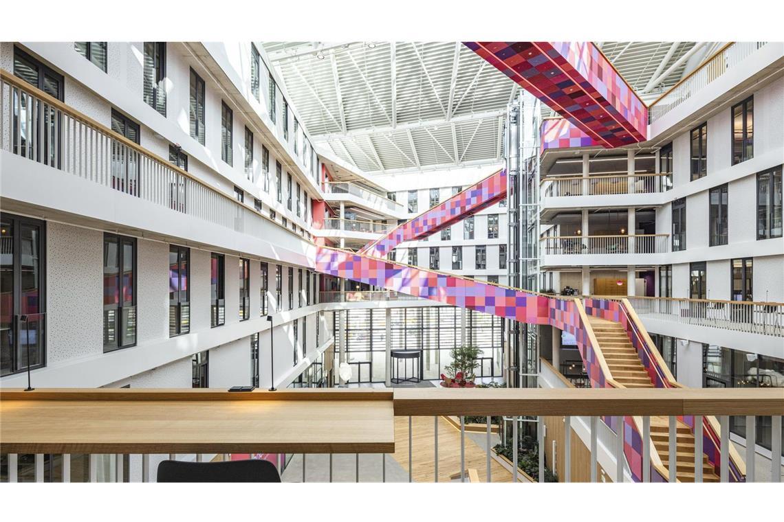 Das Stuttgarter Architekturbüro haascookzemmrich STUDIO 2050 hat für Hanova den Hauptsitz des kommunalen Energieversorgers Enercity AG nahe der Hannoveraner Stadtmitte durchdesignt – auf sechs Geschossen mit rund 7000 Quadratmetern Bürofläche. Auffällig: die farbstarken Stege.