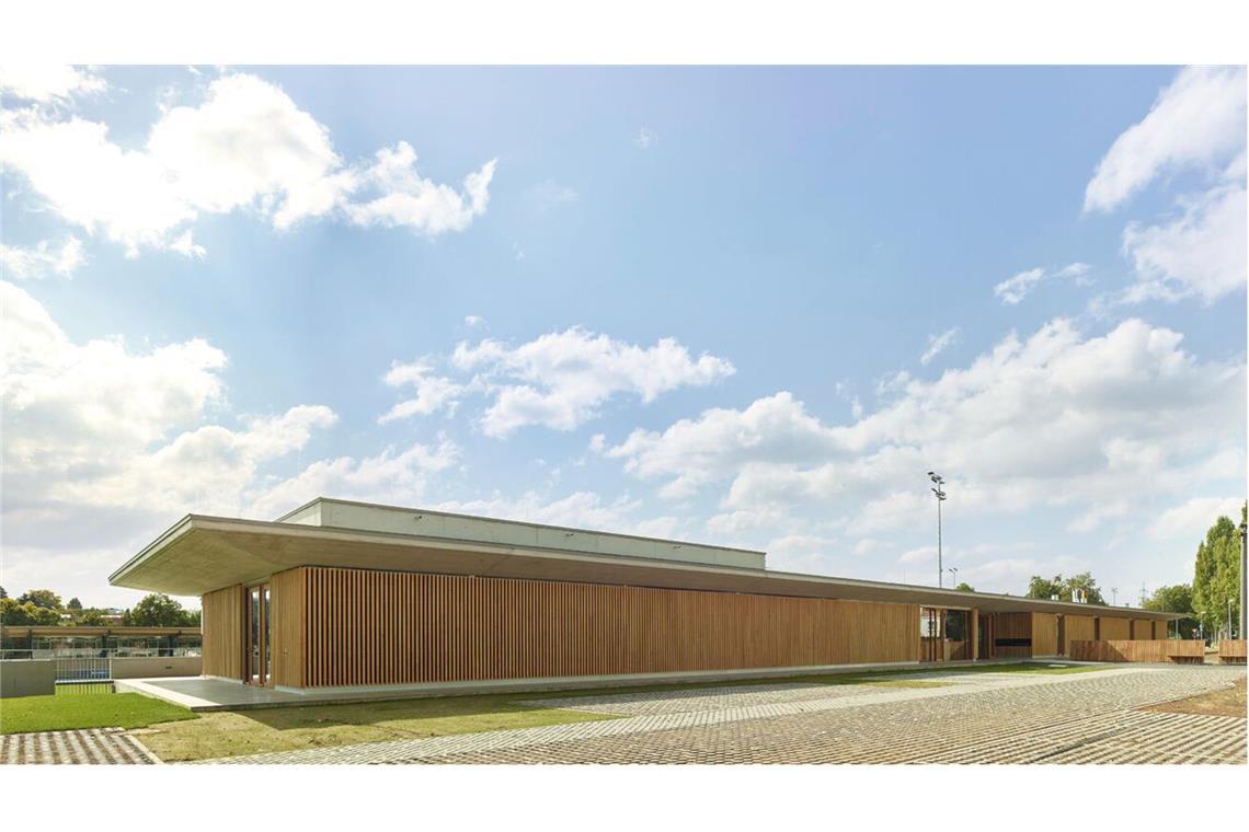 Das Stuttgarter Büro D’Inka Scheible Hoffmann Lewald Architekten ist mit dem Funktionsgebäude am Floschenstadion in Sindelfingen auf der Longlist.