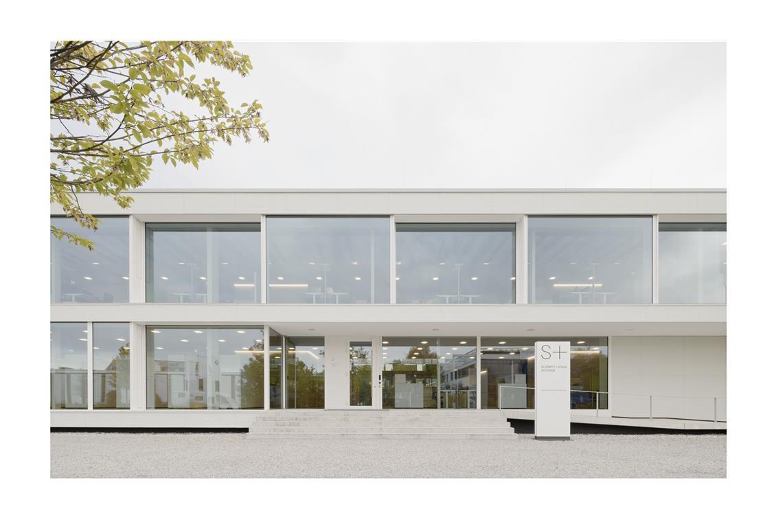 Deutschlands bestes Haus steht in Berlin-Neukölln Das Stuttgarter Büro wittfoht architekten hat in Unterschleißheim in Bayern ein Verwaltungsgebäude für das Familienunternehmen Schmitt + Sohn entworfen – ein ästhetisch reduzierter, pavillonartiger, zweigeschossiger Neubau.