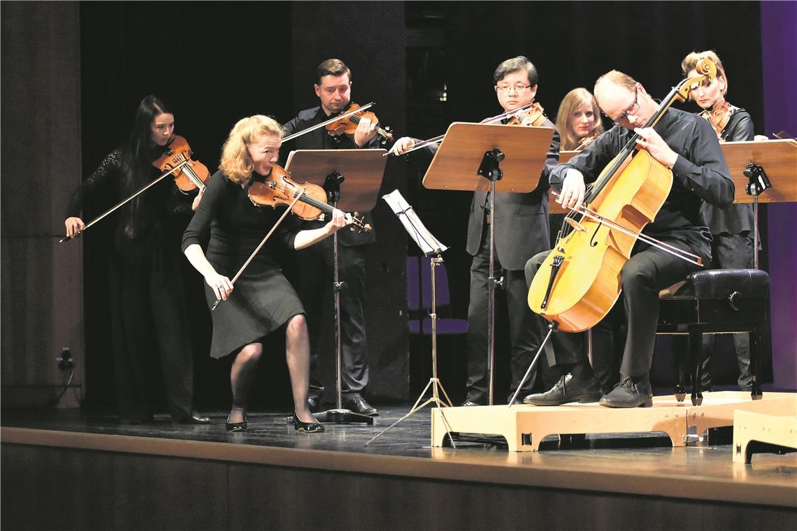 Atemberaubende Akkuratesse Das Stuttgarter Kammerorchester spannt unter der Leitung von Susanne von Gutzeit mit einem unkonventionellen Programm den Bogen von Astor Piazzolla bis Edvard Grieg. Foto: T. Sellmaier