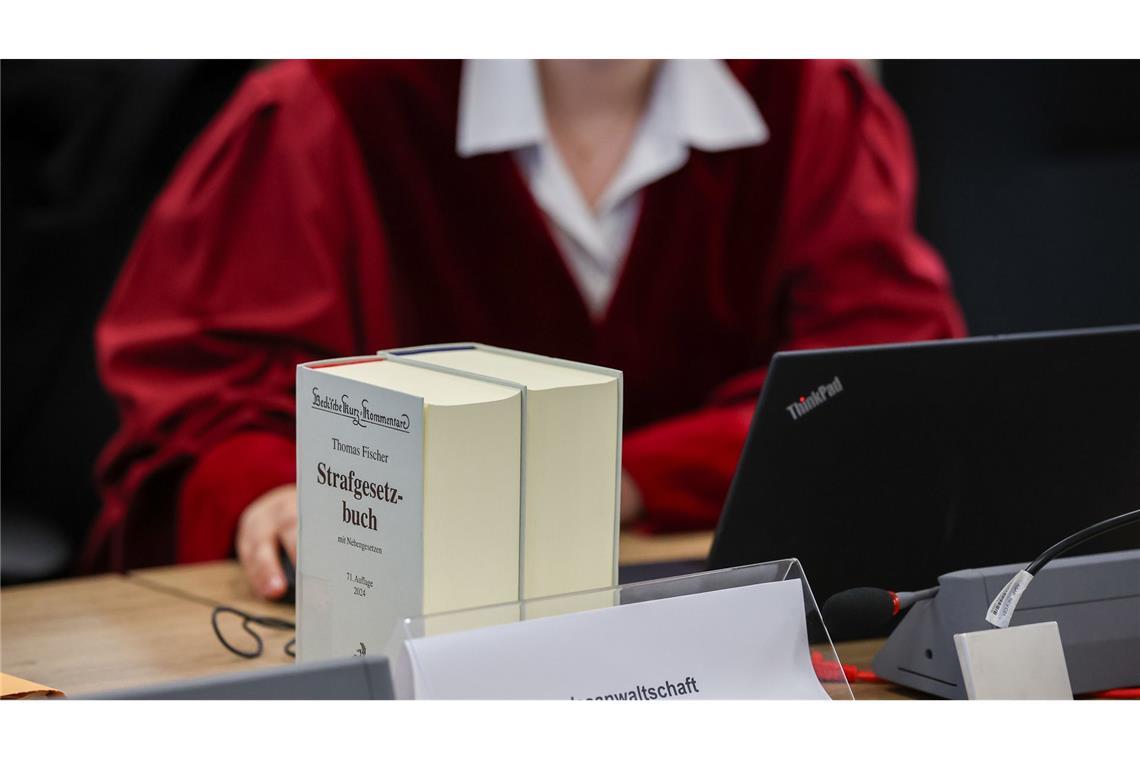 Stuttgarter IS-Prozess wegen mutmaßlicher Anschlagspläne beginnt Das Stuttgarter Oberlandesgericht will von Donnerstag bis mindestens Ende kommenden Juli über den Fall beraten. (Symbolbild)