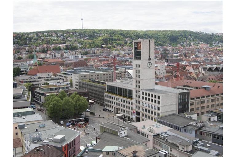 Das Stuttgarter Rathaus (r) mit dem davorliegenden Marktplatz. Foto: Marijan Murat/dpa/Archivbild