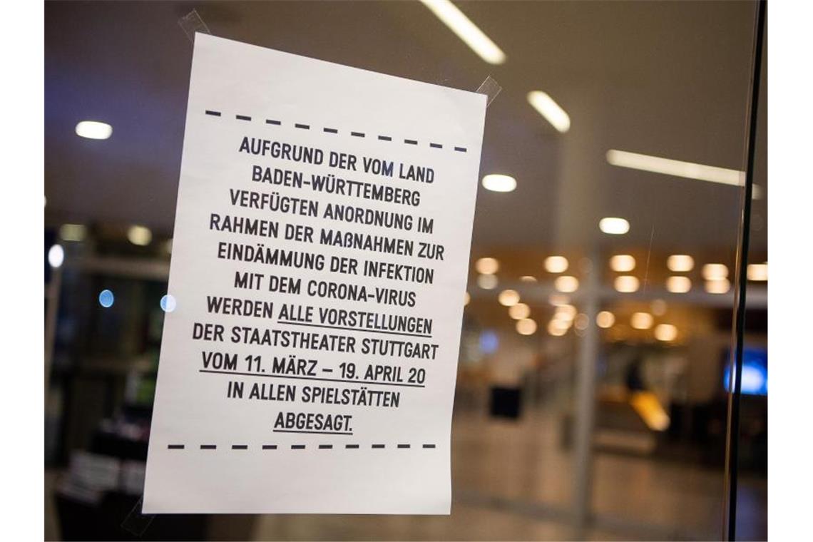 Grenzen zu Frankreich und Schweiz: Starke Einschränkungen Das Stuttgarter Staatstheater hat vorerst alle Vorstellungen abgesagt. Foto: Sebastian Gollnow/dpa