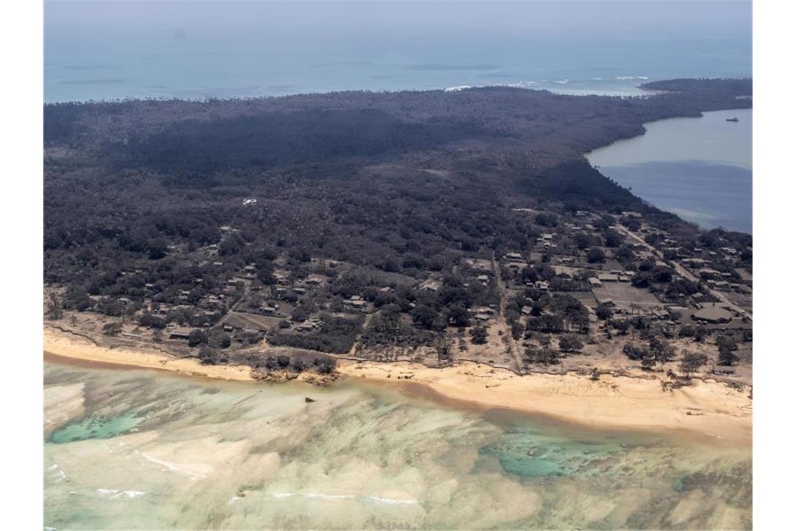 Vulkanausbruch: Kommunikation mit Tonga wochenlang gestört Das Südsee-Archipel Tonga ist nach dem Vulkanausbruch mit einer Ascheschicht bedeckt. Foto: Cpl Vanessa Parker/New Zealand Defense Force/AP/dpa