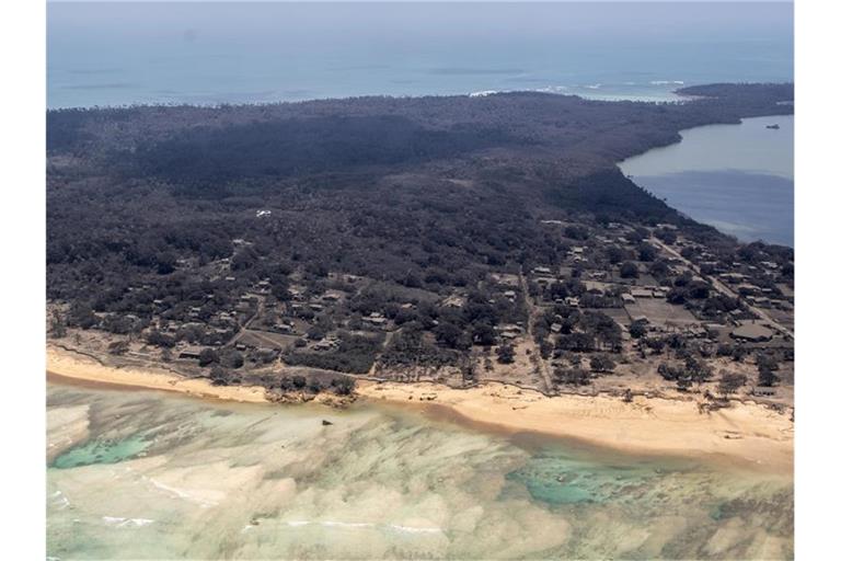 Das Südsee-Archipel Tonga ist nach dem Vulkanausbruch mit einer Ascheschicht bedeckt. Foto: Cpl Vanessa Parker/New Zealand Defense Force/AP/dpa