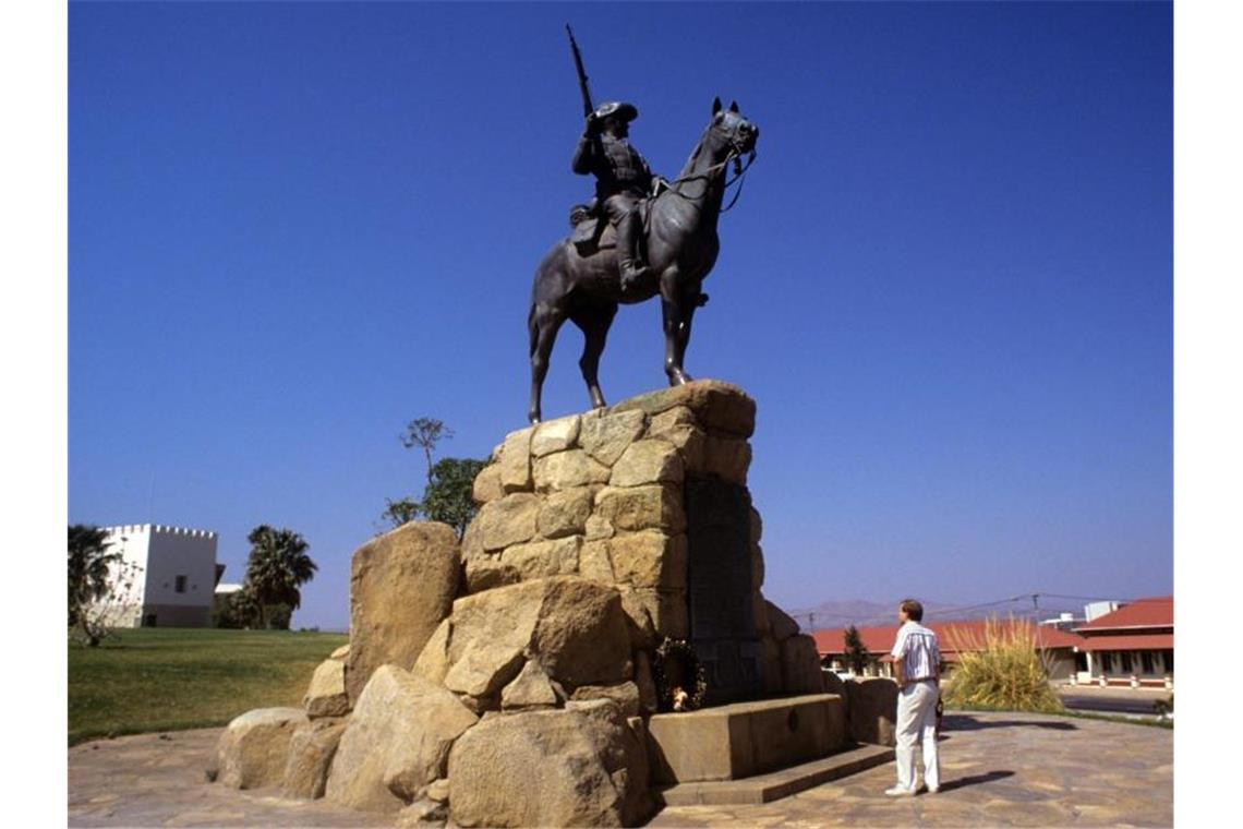 Deutschland erkennt Kolonialverbrechen als Völkermord an Das „Südwester Reiter“ genannte Reiterdenkmal der ehemaligen deutschen Schutztruppe in Windhuk. Das Reiterdenkmal wurde am 27. Januar 1912 eingeweiht und soll an die Kolonialkriege des deutschen Kaiserreichs gegen die Herero und Nama in Deutsch-Südwestafrika erinnern. Foto: picture alliance / dpa