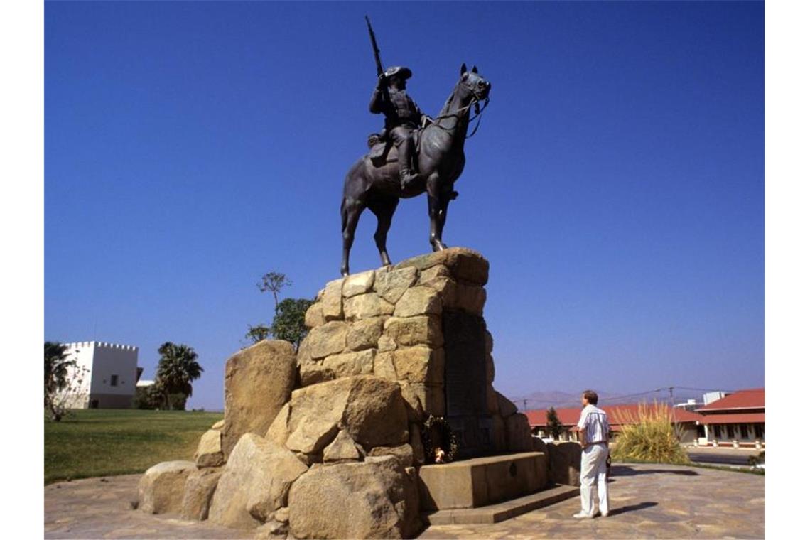 Volksgruppen in Namibia lehnen Aussöhnungsabkommen ab Das „Südwester Reiter“ genannte Reiterdenkmal der ehemaligen deutschen Schutztruppe. Es wurde am 27. Januar 1912 eingeweiht und soll an die Kolonialkriege des deutschen Kaiserreichs gegen die Herero und Nama in Deutsch-Südwestafrika erinnern. Foto: picture alliance / dpa