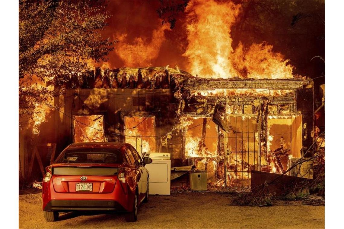 Weiter extreme Hitze im Westen der USA Das Sugar Fire zerstört ein Haus in dem Ort Doyle im US-Bundesstaat Kalifornien. Die Menschen im Westen der USA müssen sich auch zu Wochenbeginn auf extreme Hitze und Waldbrände einstellen. Foto: Noah Berger/AP/dpa