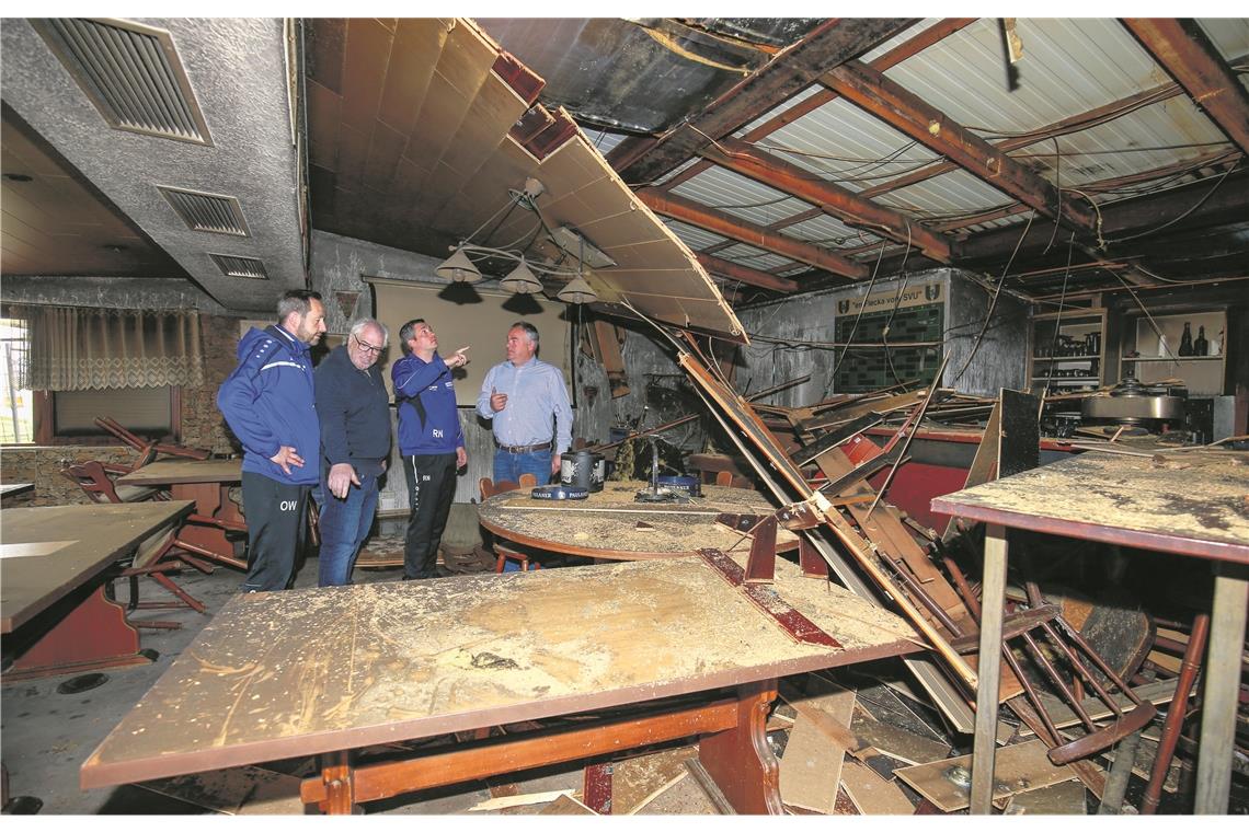 Das SVU-Vorstandsteam besichtigt die Brandruine (von links): Oliver Weber, Martin Ziegler, Ralf Noack und Ralf Birkenbusch. Foto: A. Becher