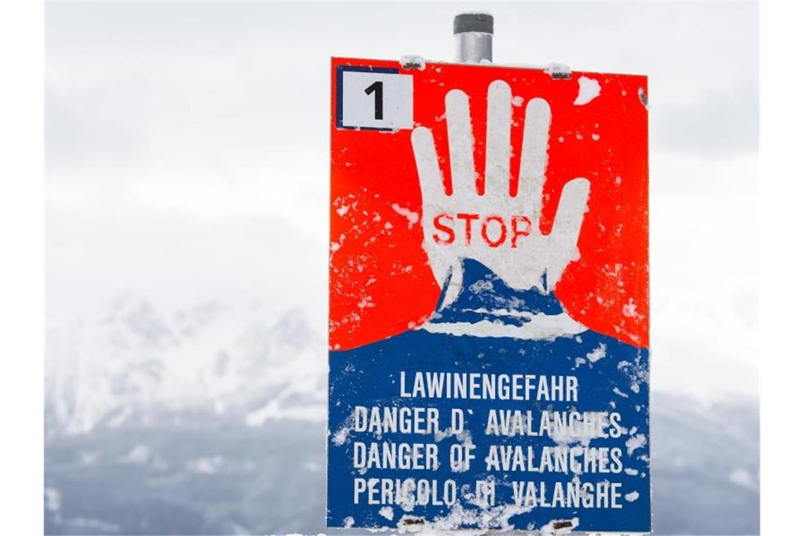 Das Symbolbild zeigt ein Lawinenwarnschild im österreichischen Tirol. Foto: Jakob Gruber/APA/dpa