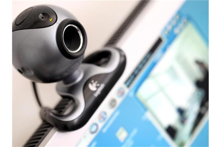 Das Symbolbild zeigt eine Webcam auf einem Computerbildschirm. - Die Ermittler beobachteten in den vergangenen Monaten häufiger, dass Kinder, Jugendliche und junge Erwachsene Videodateien mit eindeutigen kinderpornografischen Inhalten über die sozialen Netzwerke teilten. Foto: Martin Gerten/dpa