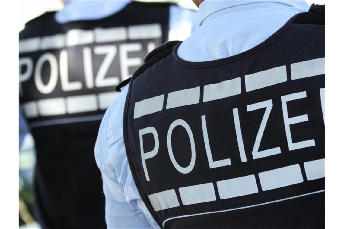 Mutmaßliche IS-Rückkehrerin in Frankfurt festgenommen Das Symbolfoto zeigt Polizisten in Schutzwesten. Foto: Silas Stein/dpa/Archivbild