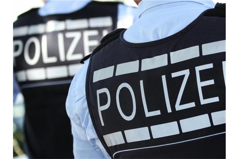 Das Symbolfoto zeigt Polizisten in Schutzwesten. Foto: Silas Stein/dpa/Archivbild