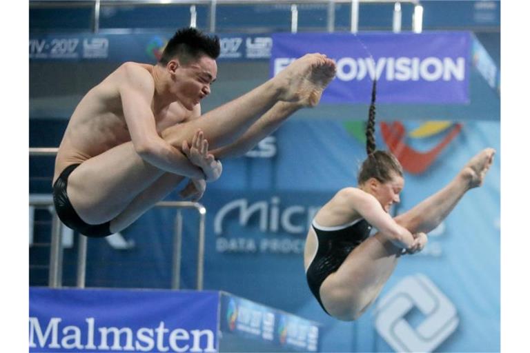 Das Synchronpaar Lou Massenberg (l) und Tina Punzel haben Bronze im Synchronspringen vom 3-Meter-Brett gewonnen. Foto: E. Lukatsky/AP/Archiv