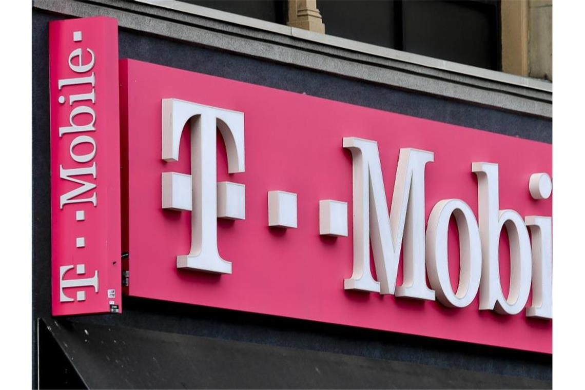 Das T-Mobile-Logo hängt über einem Laden in New York. Foto: Bebeto Matthews/AP/dpa