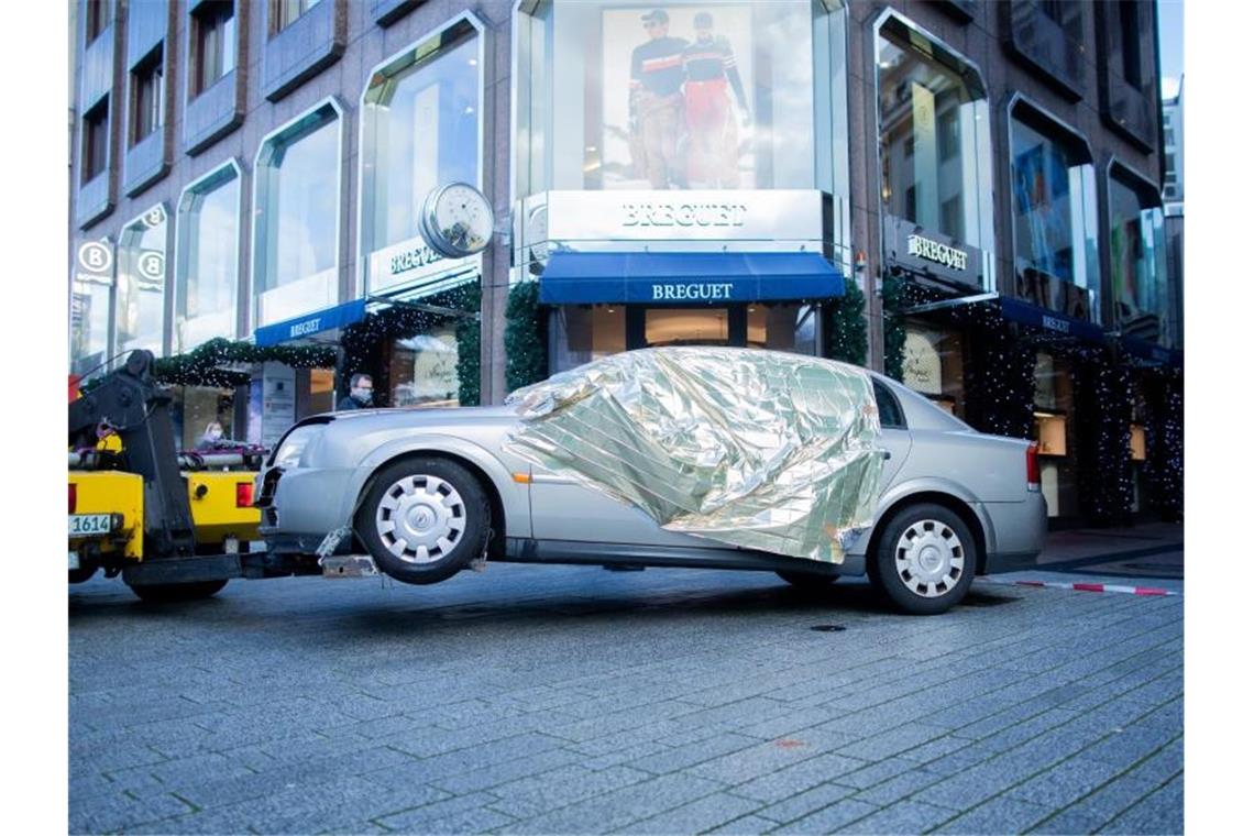 Staatsanwaltschaft: 3,3 Millionen Euro Beute bei Kö-Coup Das Tatfahrzeug wird nach dem Überfall abgeschleppt. Foto: Rolf Vennenbernd/dpa