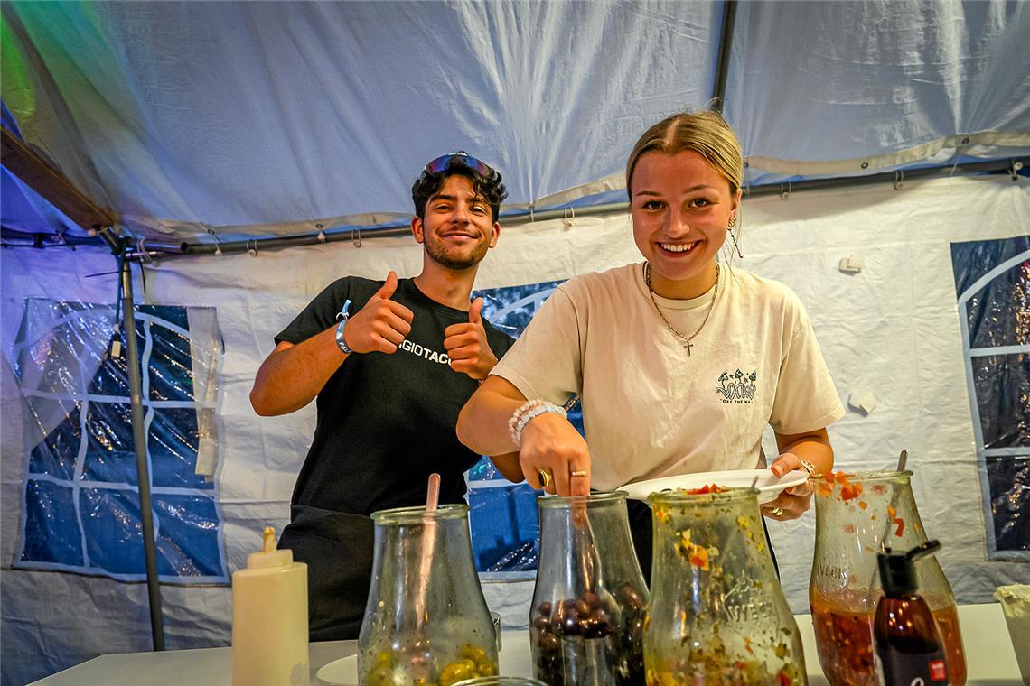 Das Sommerpalastteam zieht eine gute Bilanz zum Festival 2023 Das Team an der Snacktheke gibt gut gelaunt alles.