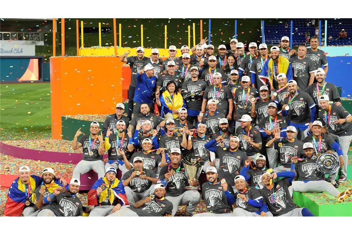 Das Team aus Venezuela posiert mit seiner Goldmedaille und dem Pokal.