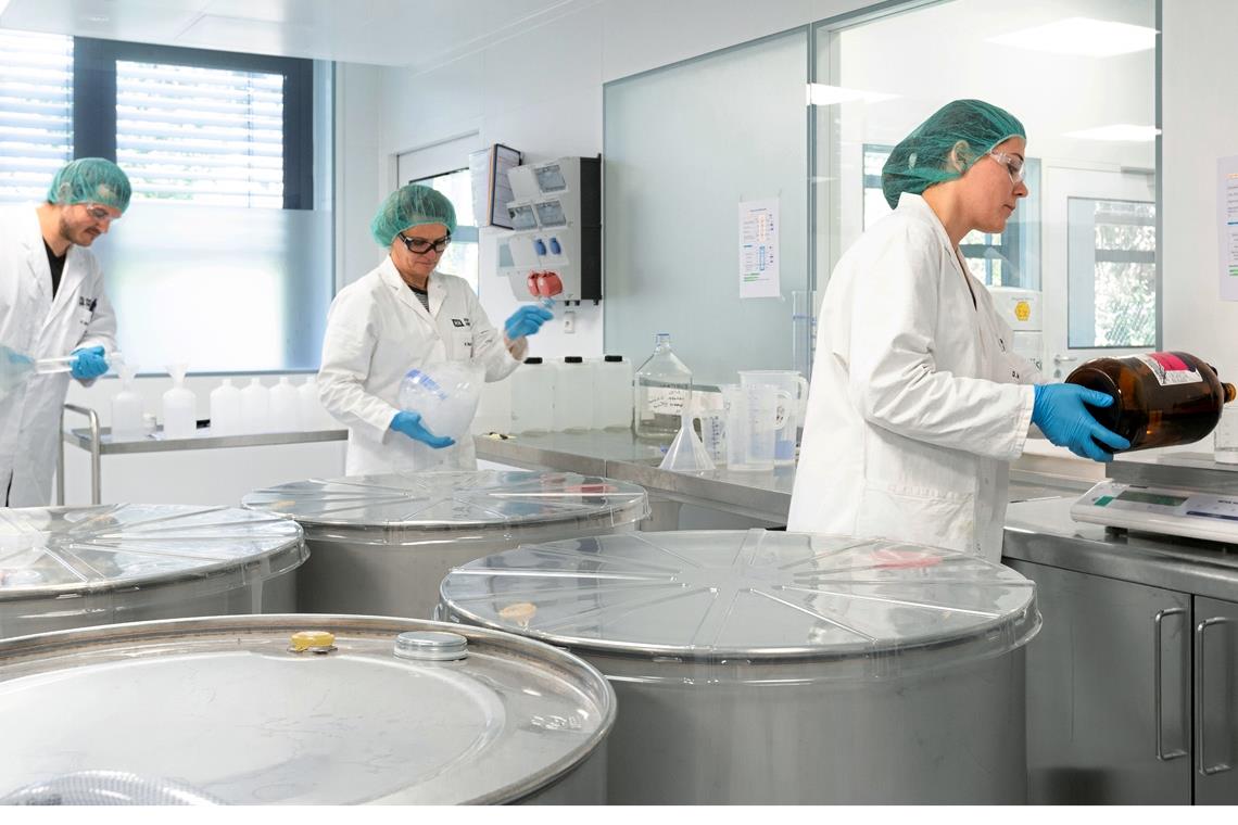Flüssige Spende für den Pflegebereich Das Team der Pharma Services bei Harro Höfliger ist mit der Herstellung des Handdesinfektionsmittels befasst. Fotos: Harro Höfliger