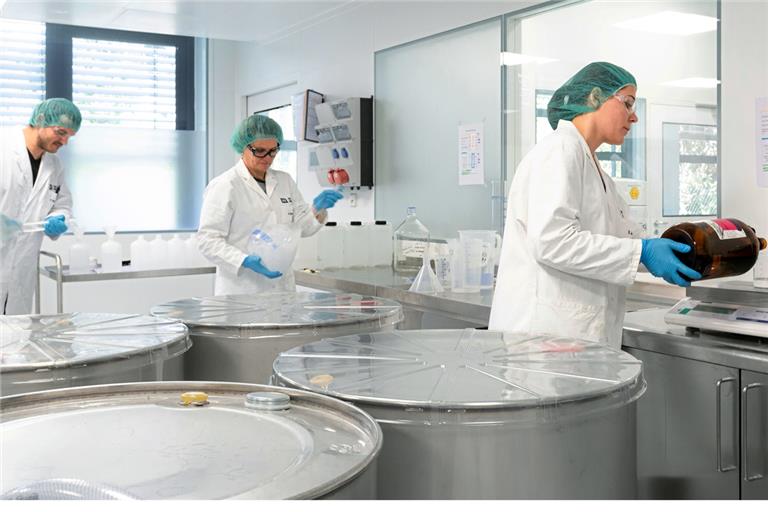 Das Team der Pharma Services bei Harro Höfliger ist mit der Herstellung des Handdesinfektionsmittels befasst. Fotos: Harro Höfliger