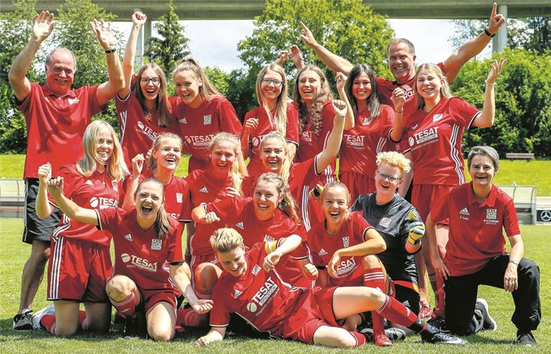 Das Team der TSG Backnang um Trainerin Stefanie Franke (vorne rechts) und Co-Trainer Jürgen Ruoff (stehend links) bejubelt den Aufstieg. Foto: A. Becher