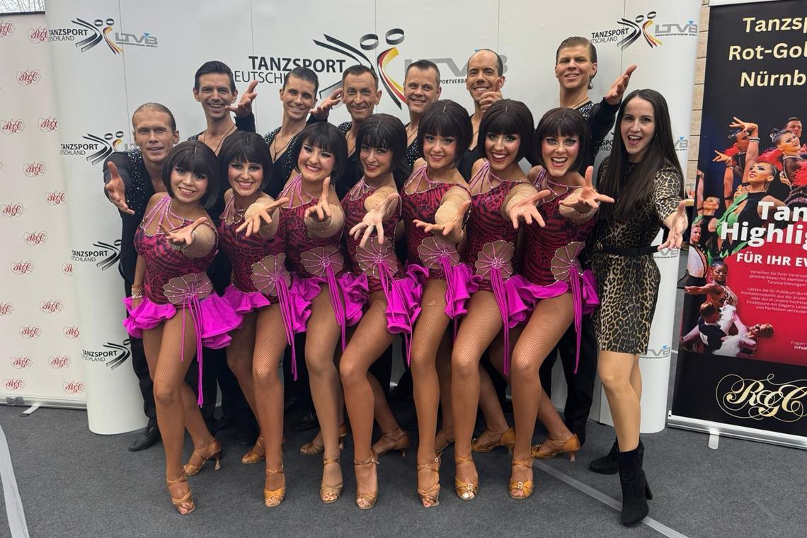 Das Team der TSG Backnang zusammen mit Trainerin Madleine Herceg (rechts) beim Saisonabschluss in Nürnberg. Foto: privat