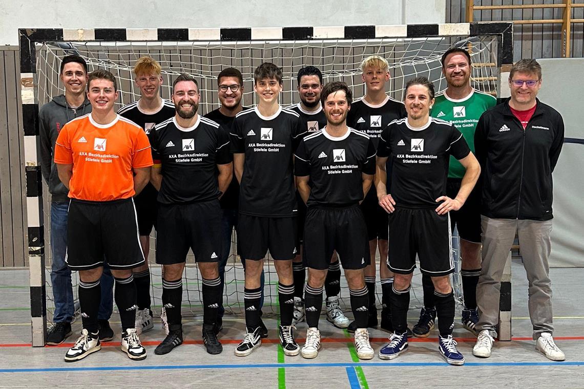 Saisonstart unter schwierigen Bedingungen Das Team des RSV Waldrems am ersten Spieltag (von links): Tobias Herczeg, Leon Weißhaar, Philipp Völk, Björn Bootsmann, Patrick Fleischmann, Mika Heckelmann, David Piesch, Andreas Bertsch, Moritz Völk, Martin Frey, Markus Weller und Markus Heckelmann. Foto: privat