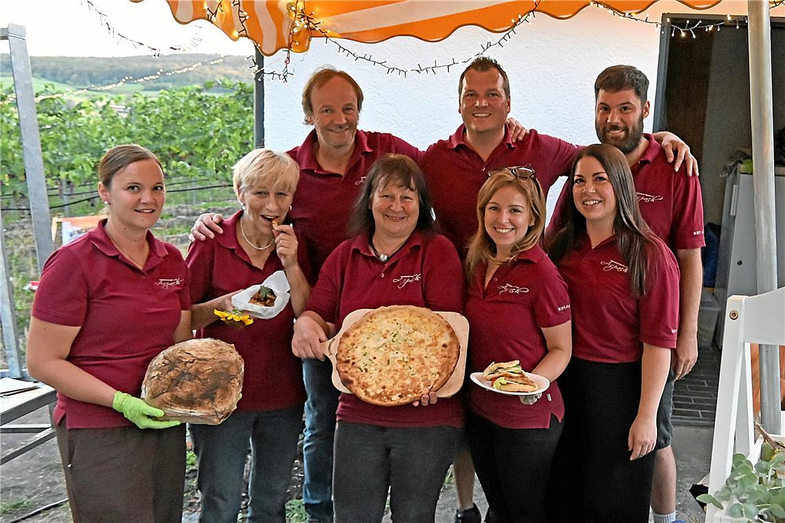 Das Team Föll arbeitet Hand in Hand und bietet neben den Weinsorten auch leckere...