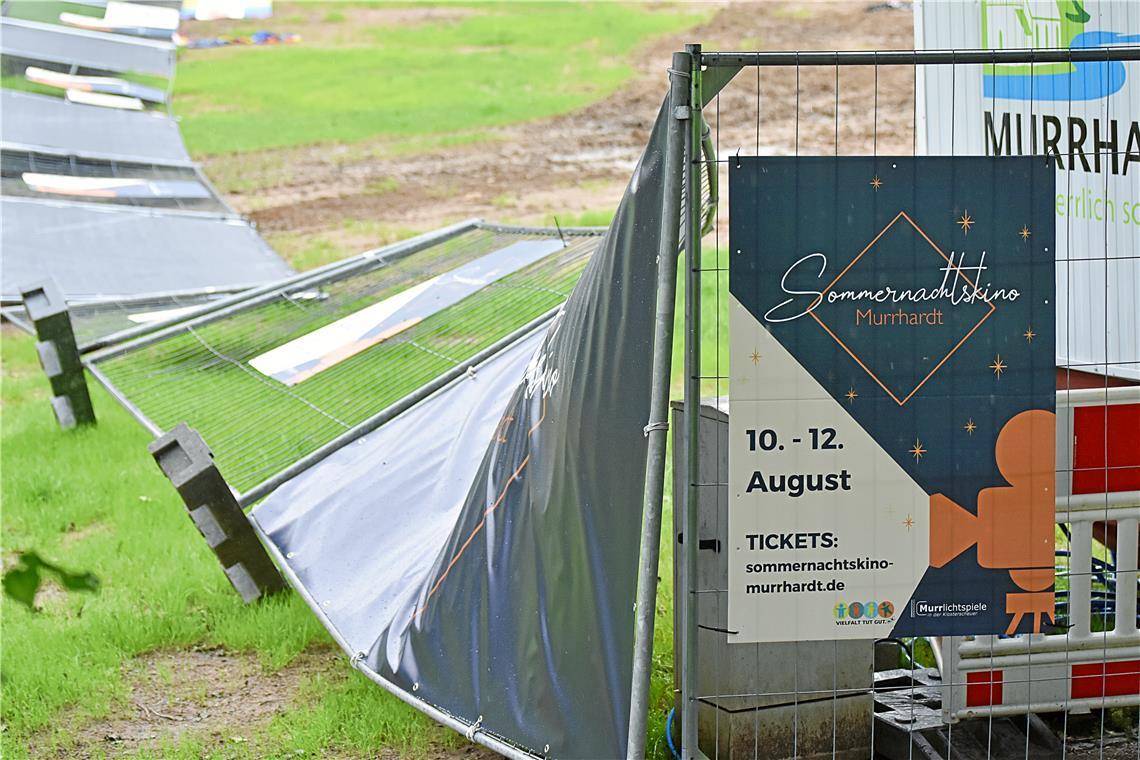 Guter Besuch beim Sommernachtskino in Murrhardt Das Team hat wegen des Sturms zur Sicherheit die Zäune umgelegt. Foto: Tobias Sellmaier
