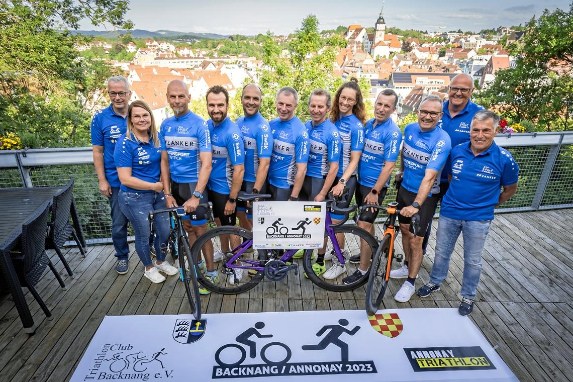 TC Backnang: Nonstop-Staffel nach Annonay und zurück Das Team im Jahr 2023 (von links): Axel Fritz, Tanja Jope, Thomas Hartmann, Daniel Kusch, Bernd Jope, Kenneth Marte, Jens Böhmig, Dorit Hartmann, Michael Hoffmann, Thomas Kusch, Rolf Hettich, Manfred Klotz. Es fehlen: Christopher Hettich, Matthias Lehnert. Foto: Alexander Becher