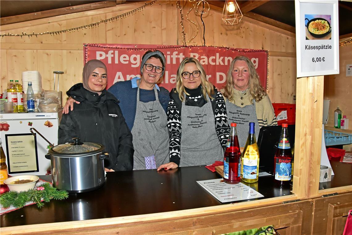 Das Team im Stand "Dienste für Menschen". Weihnachtsmarkt in Backnang 2025. 42. ...
