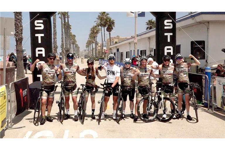 Das Team um Joey Kelly beim Start des Rennens in Oceanside, Kalifornien.