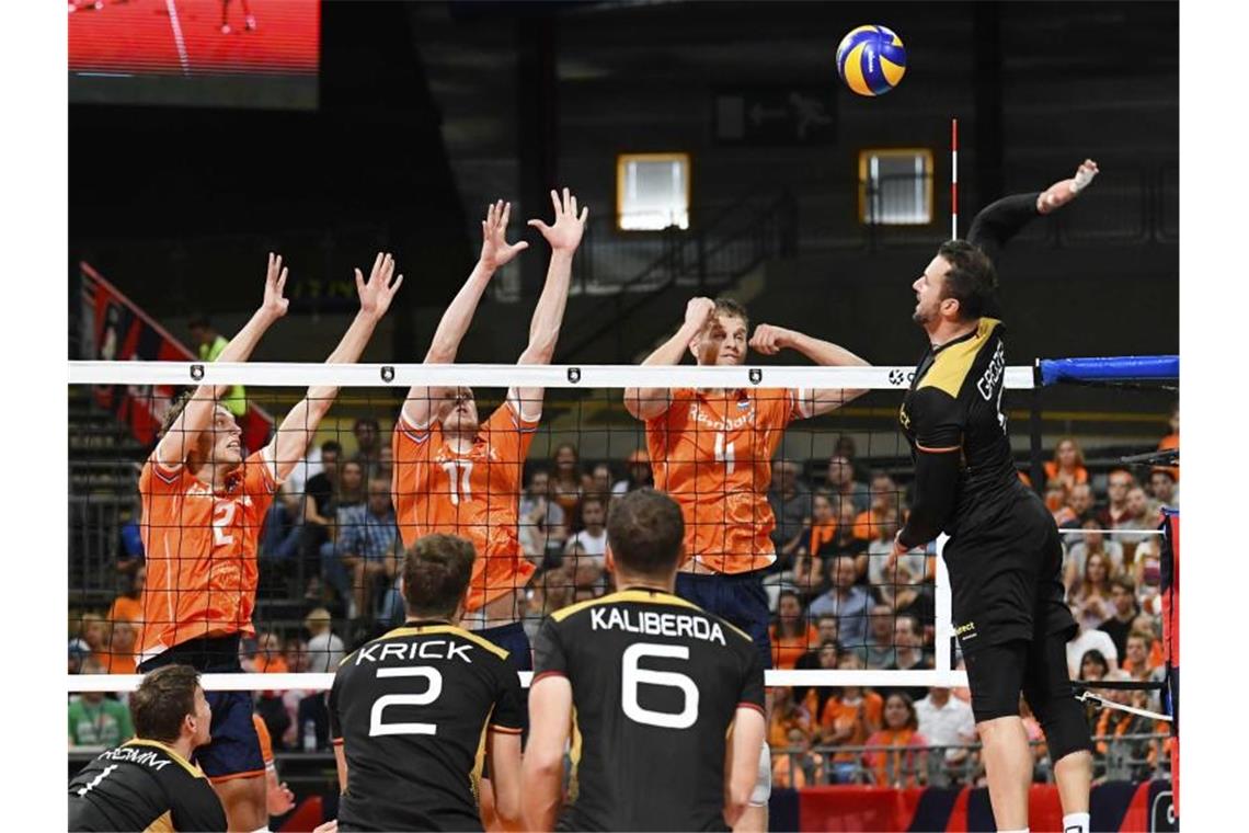 Volleyballer starten Tokio-Mission: „Spieler sind hungrig“ Das Team um Star-Angreifer Georg Grozer will sich für Olympia qualifizieren. Foto: Piroschka Van De Wouw/ANP/dpa