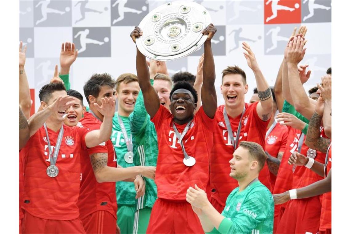 Das Team vom FC Bayern München freut sich über den Gewinn der Deutschen Meisterschaft. Foto: Tobias Hase
