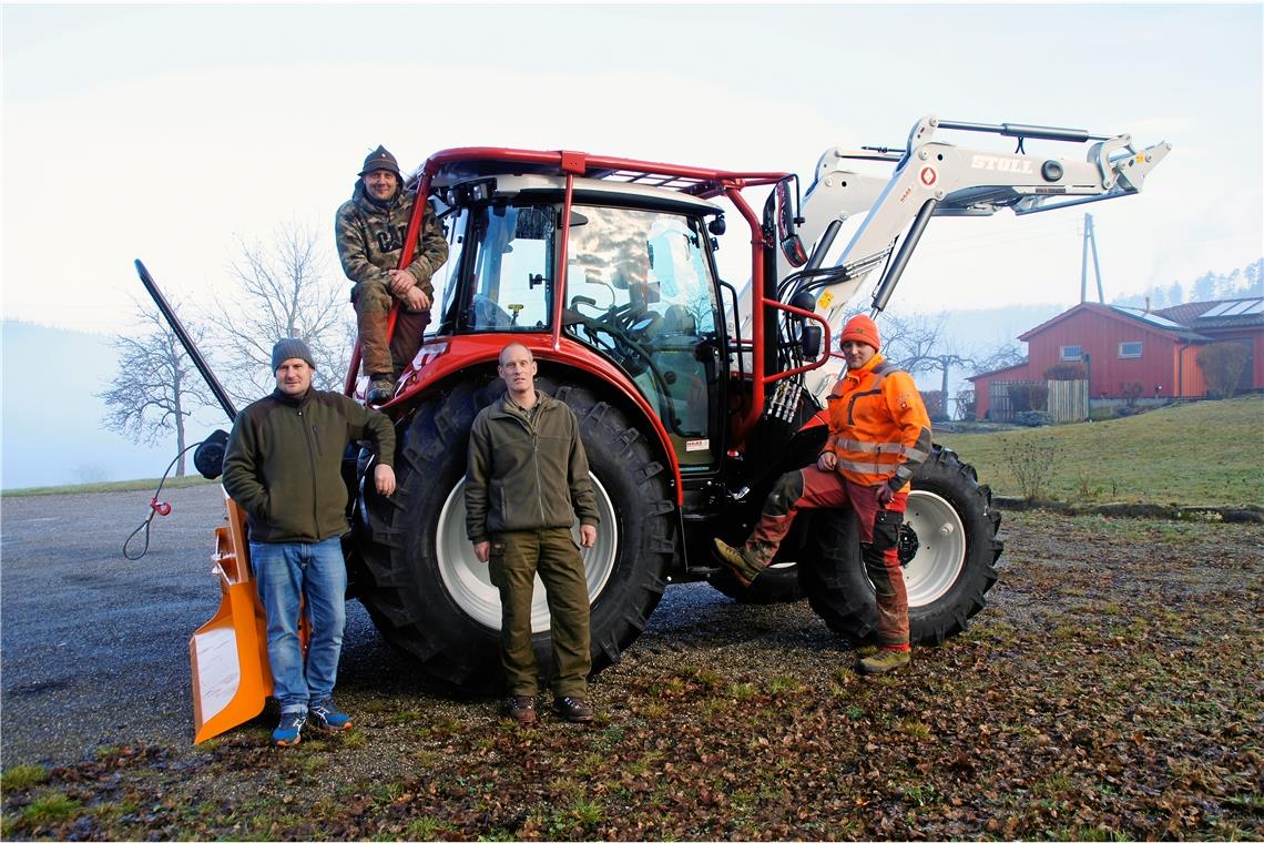 Strategiewechsel im Sulzbacher Wald Das Team vom Sulzbacher Gemeindewald nimmt den neuen Schlepper in Empfang (von links): Maik Kretschmann, Marko Seifert, Axel Kalmbach und Marcel Binhammer. Foto: U. Gruber